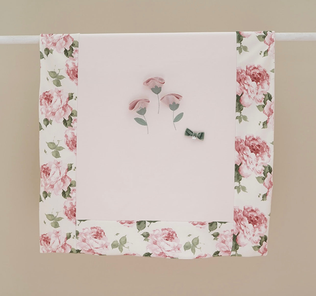 Ninnaoh pink roses appliqué blanket
