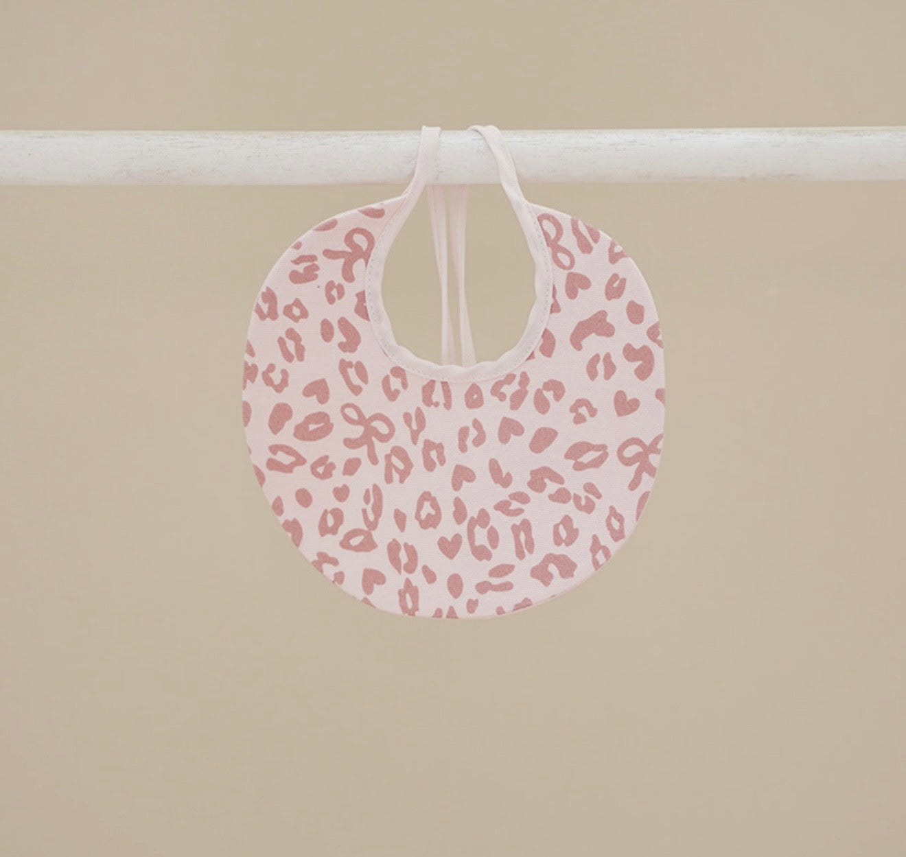 PRE ORDER - Ninnaoh pink leopard bib