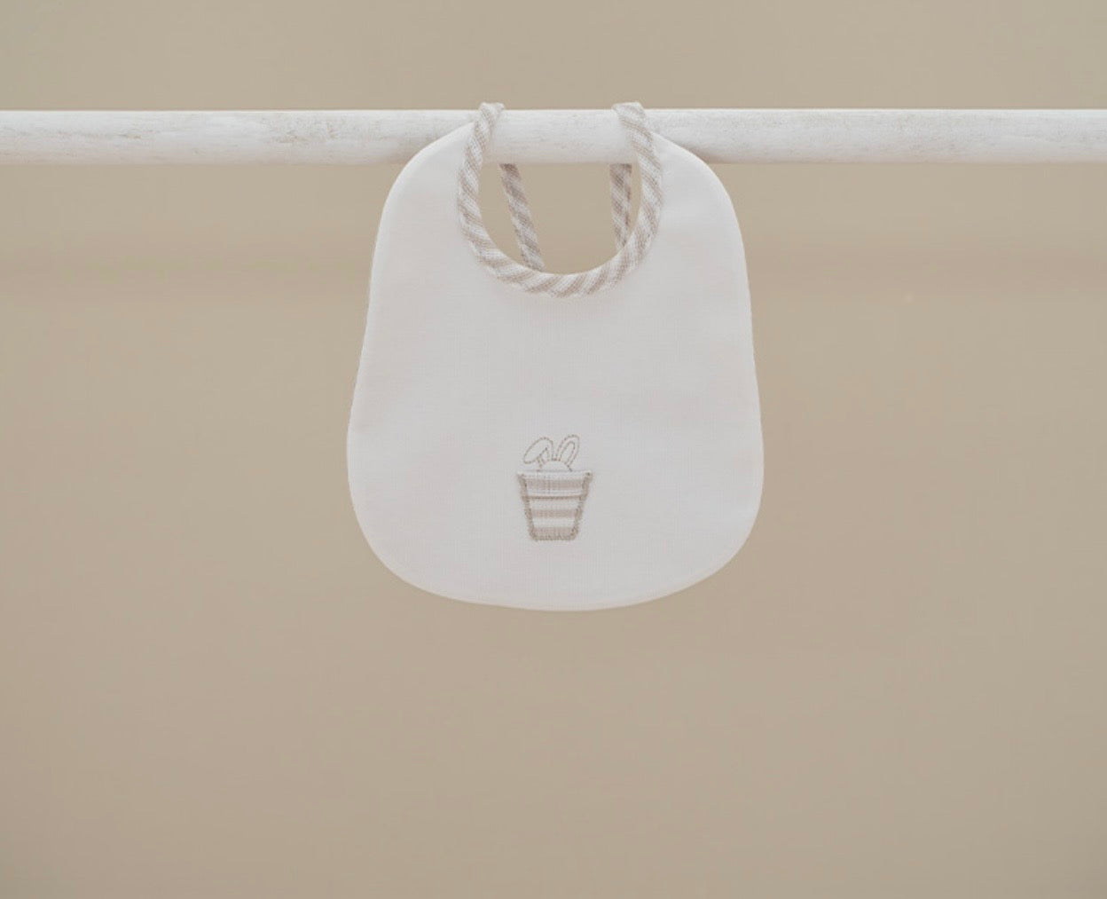 Ninnoah beige bunny stripe bib