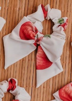 Meia pata apple bow scrunchie