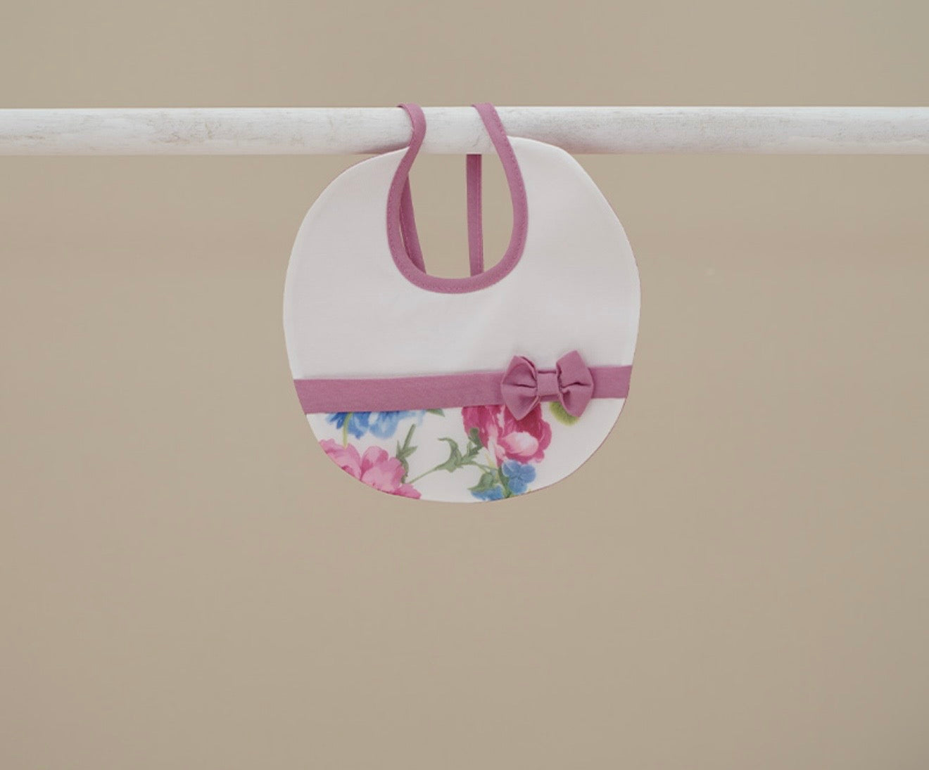 Ninnoah pink & blue roses bib